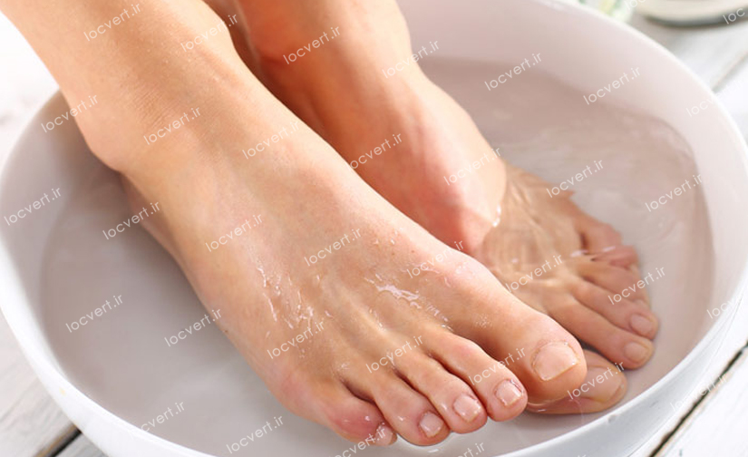 قرار دادن پاها در آب گرم